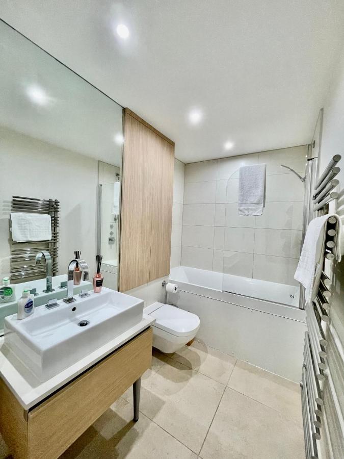 Gunwharf Quays Harbour Apartments Портсмут Екстер'єр фото