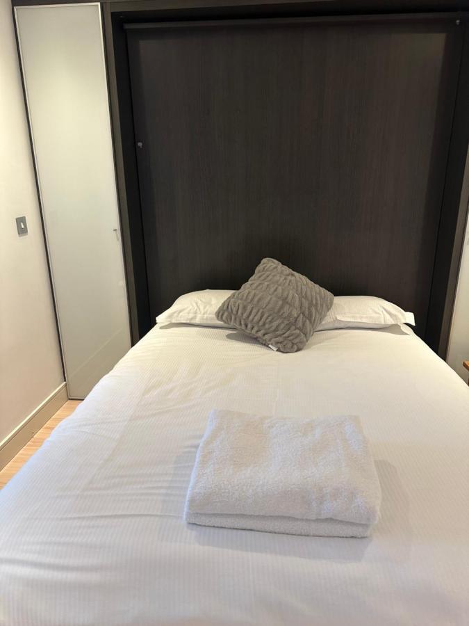 Gunwharf Quays Harbour Apartments Портсмут Екстер'єр фото