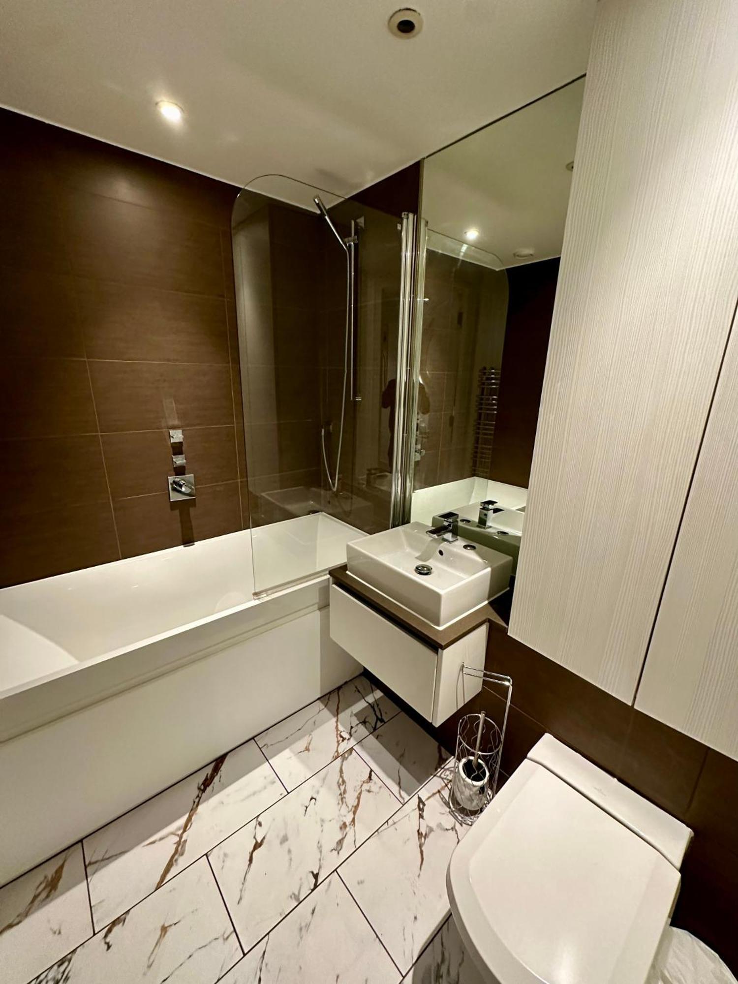 Gunwharf Quays Harbour Apartments Портсмут Екстер'єр фото