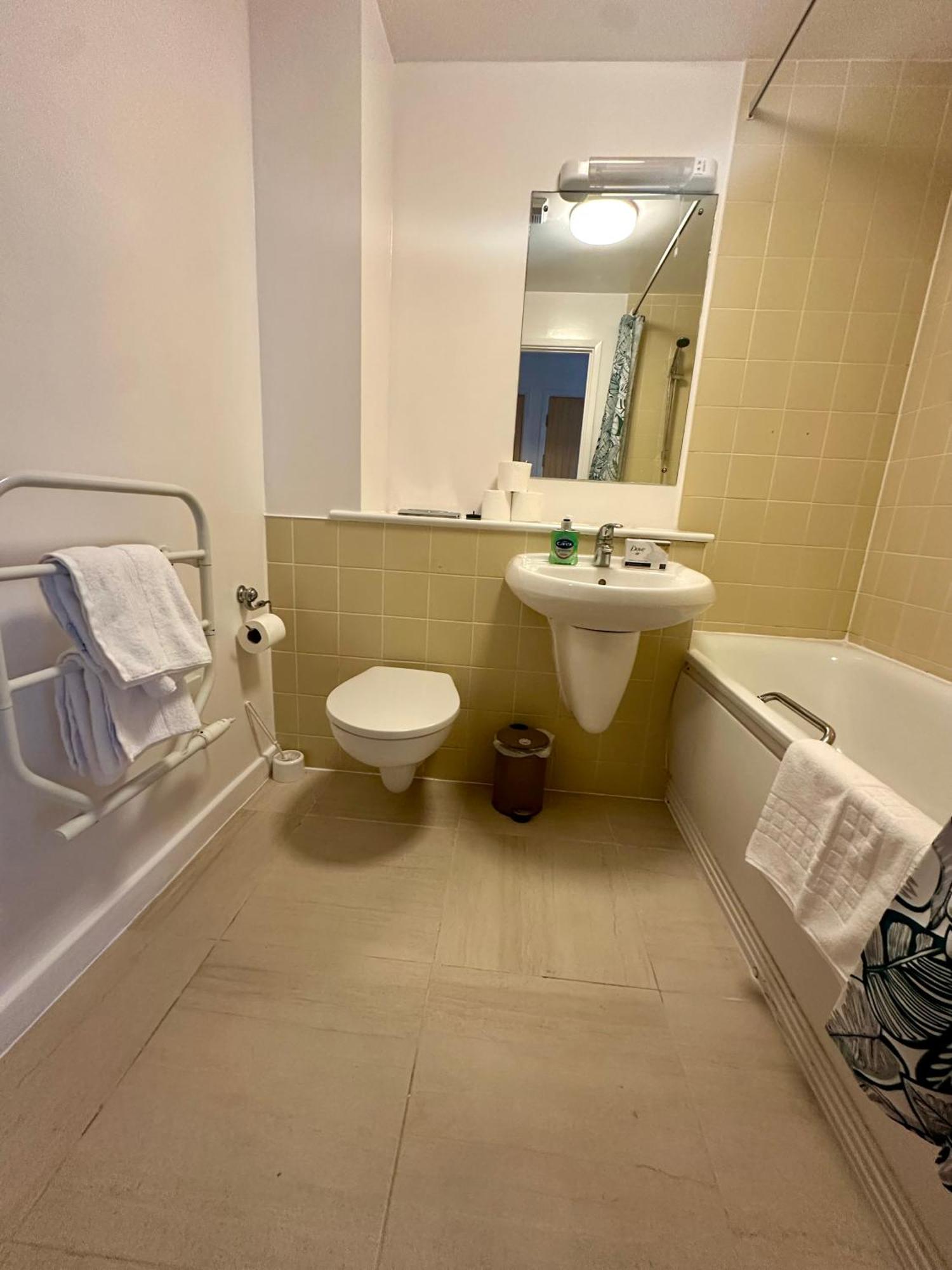 Gunwharf Quays Harbour Apartments Портсмут Екстер'єр фото
