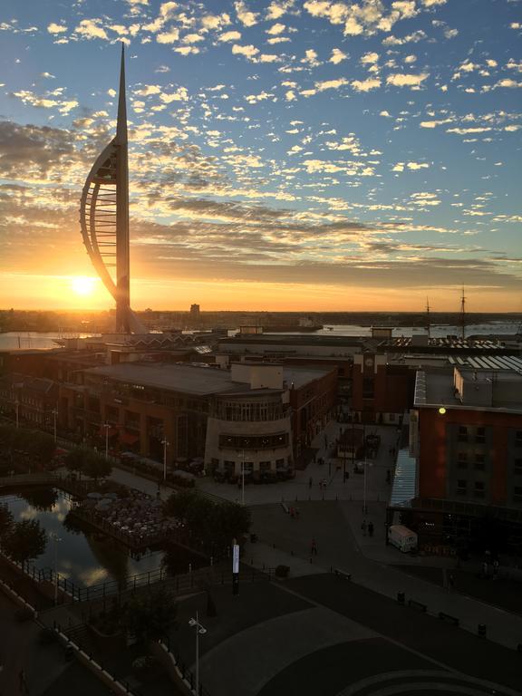 Gunwharf Quays Harbour Apartments Портсмут Екстер'єр фото