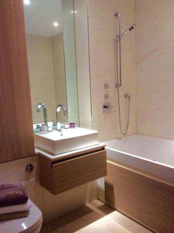 Gunwharf Quays Harbour Apartments Портсмут Екстер'єр фото